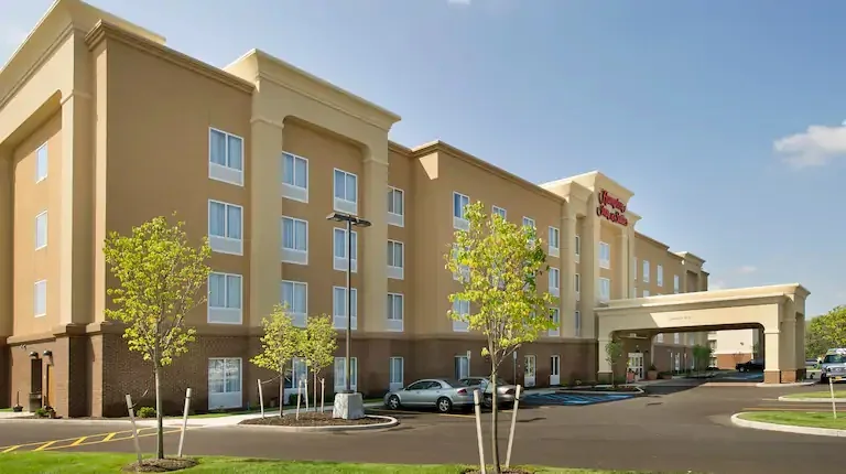 Hampton Inn & Suites Buffalo Airport entrance